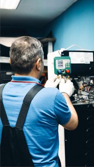 Técnico realizando el mantenimiento de un equipo de climatización industrial en una EDARI