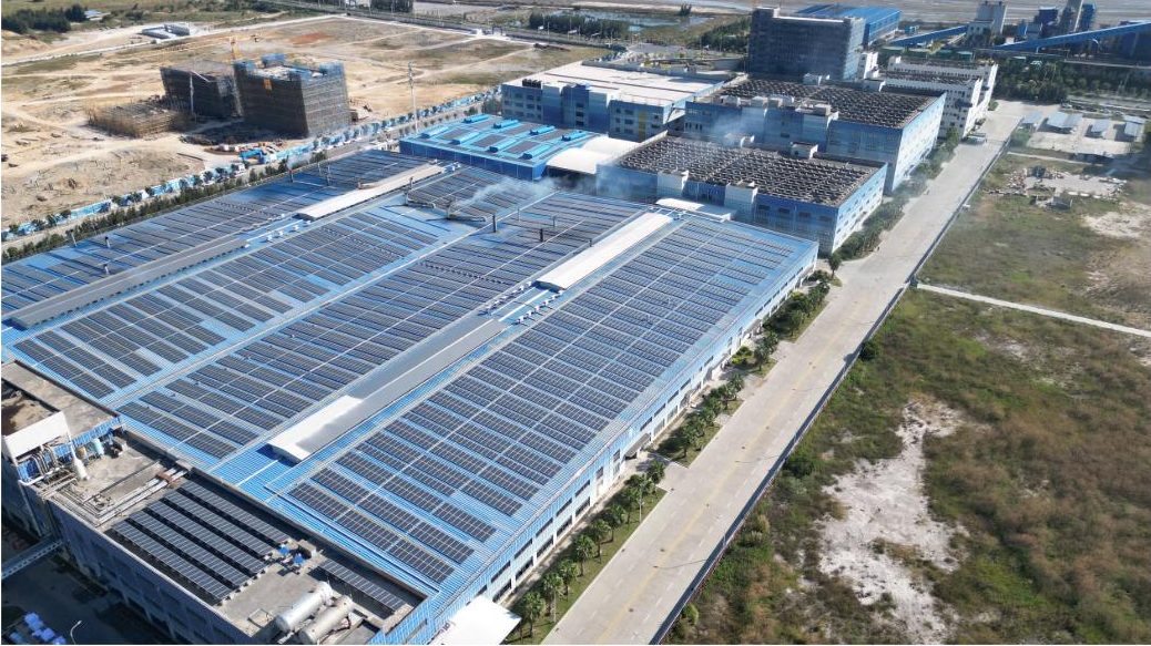 Paneles solares fotovoltaicos en cubierta industrial, autoconsumo dentro del mantenimiento de EDARI